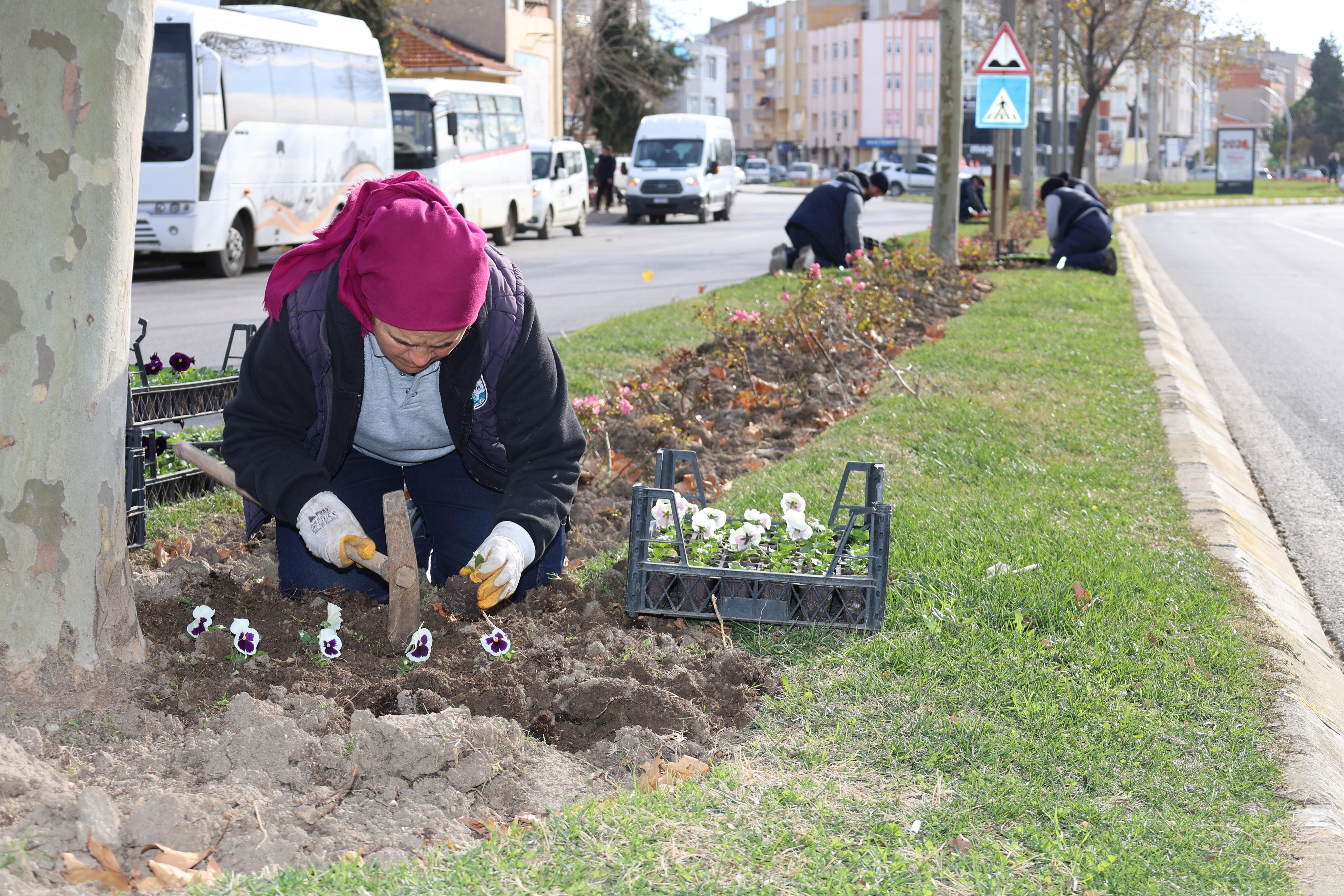 ÇİÇEKLERİMZİ KENDİMİZ YETİŞTİRİYORUZ
